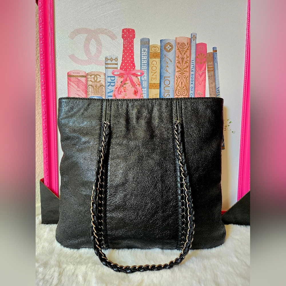 Chanel Luxe Ligne Tote Bag - Picture 2 of 16